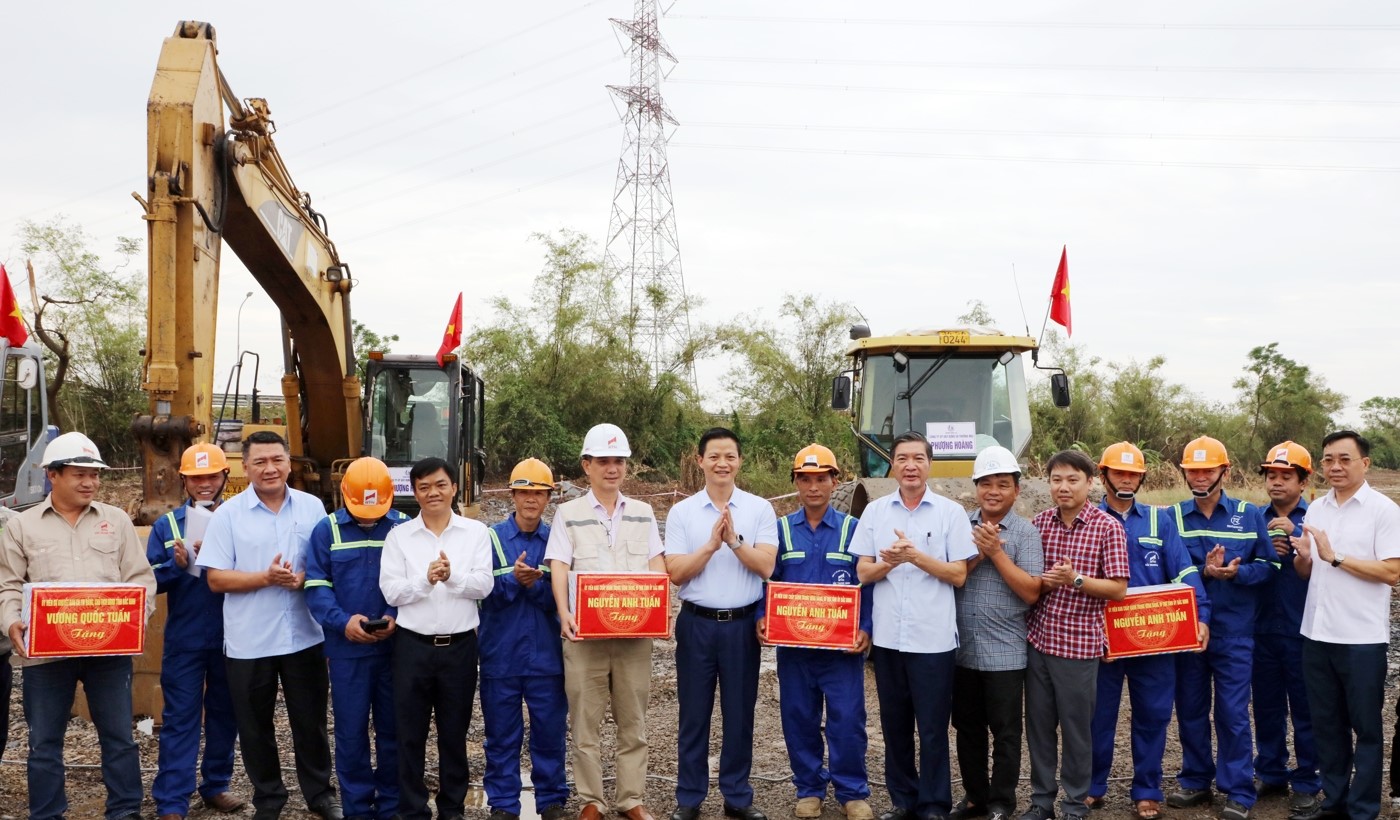 Chủ tịch UBND tỉnh Vương Quốc Tuấn trao quà và động viên đơn vị nhà thầu và cán bộ, công nhân thi công tại công trường.