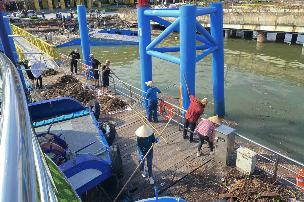 Cán bộ, nhân viên Cảng tàu khách quốc tế Hạ Long dọn dẹp vệ sinh môi trường, để đón khách du lịch trở lại sau bão. (Ảnh Báo Quảng Ninh)