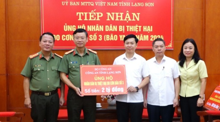 Lãnh đạo tỉnh Lạng Sơn, lãnh đạo Ủy ban MTTQ Việt Nam tỉnh Lạng Sơn tiếp nhận ủng hộ của Bộ Công an và Công an tỉnh Lạng Sơn