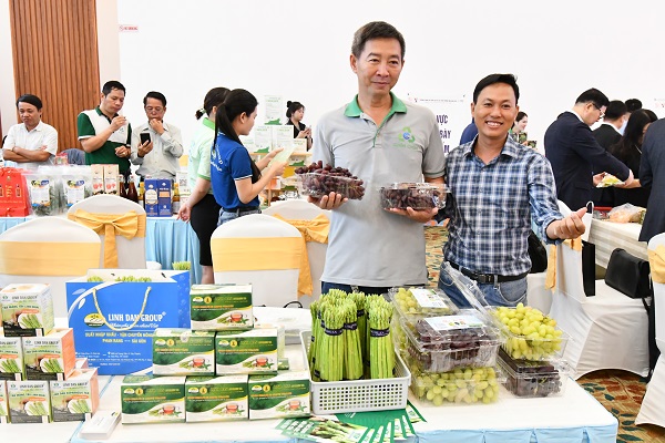 Sản phẩm trưng bày của cơ sở Linh Đan