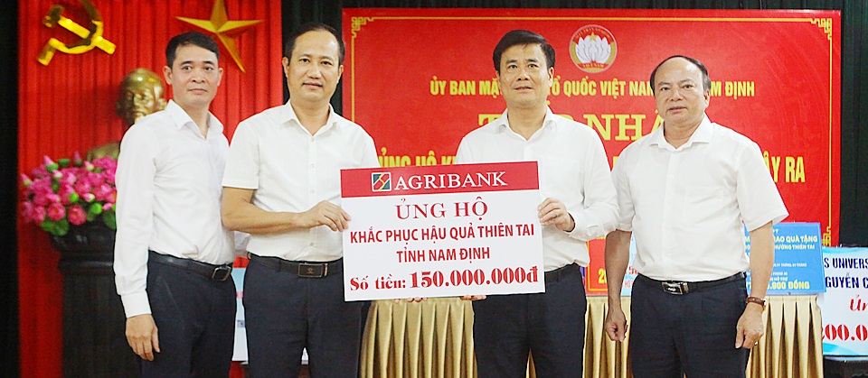 Ủy ban MTTQ tỉnh tiếp nhận tài trợ từ Agribank Nam Định.