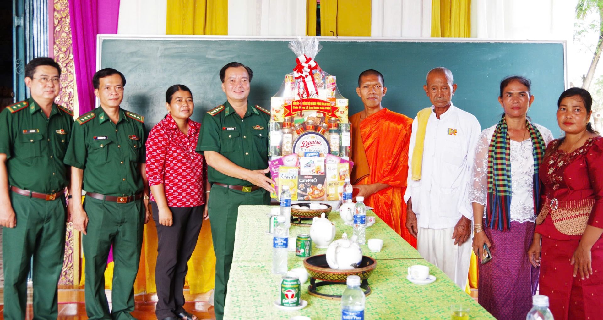 Đại tá Lê Hoàng Việt, Phó Chính ủy BĐBP tỉnh và Đồn Biên phòng Nhơn Hưng tặng quà tại chùa Tà Ngáo (phường An Phú)