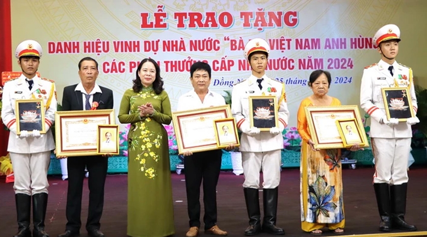 Phó chủ tịch nước Võ Thị Ánh Xuân đã trao truy tặng danh hiệu Bà mẹ Việt Nam Anh hùng cho thân nhân 3 mẹ