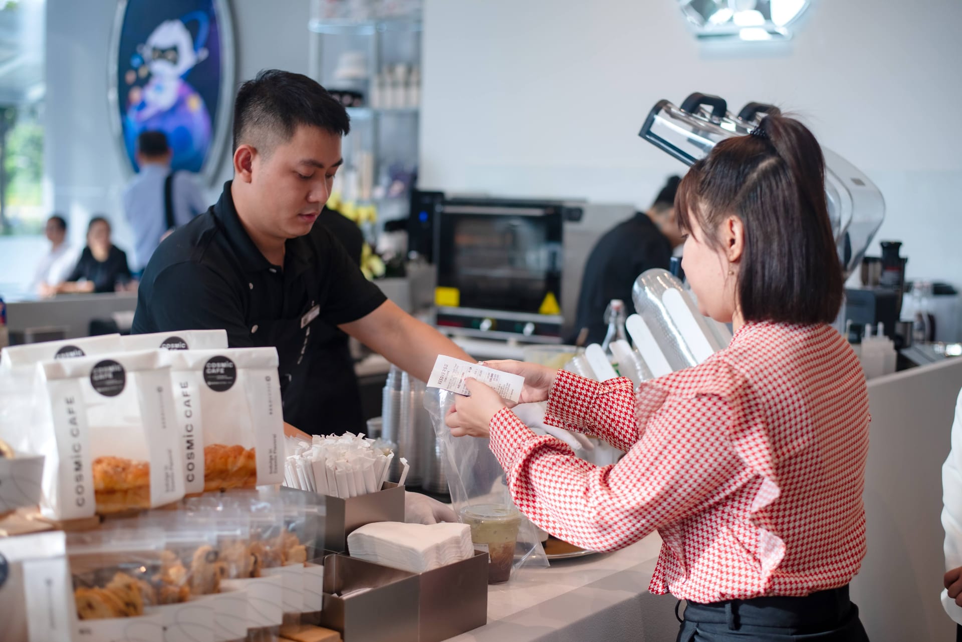 Khách hàng nhận quà check-in tại Besoverse Cosmic Cafe