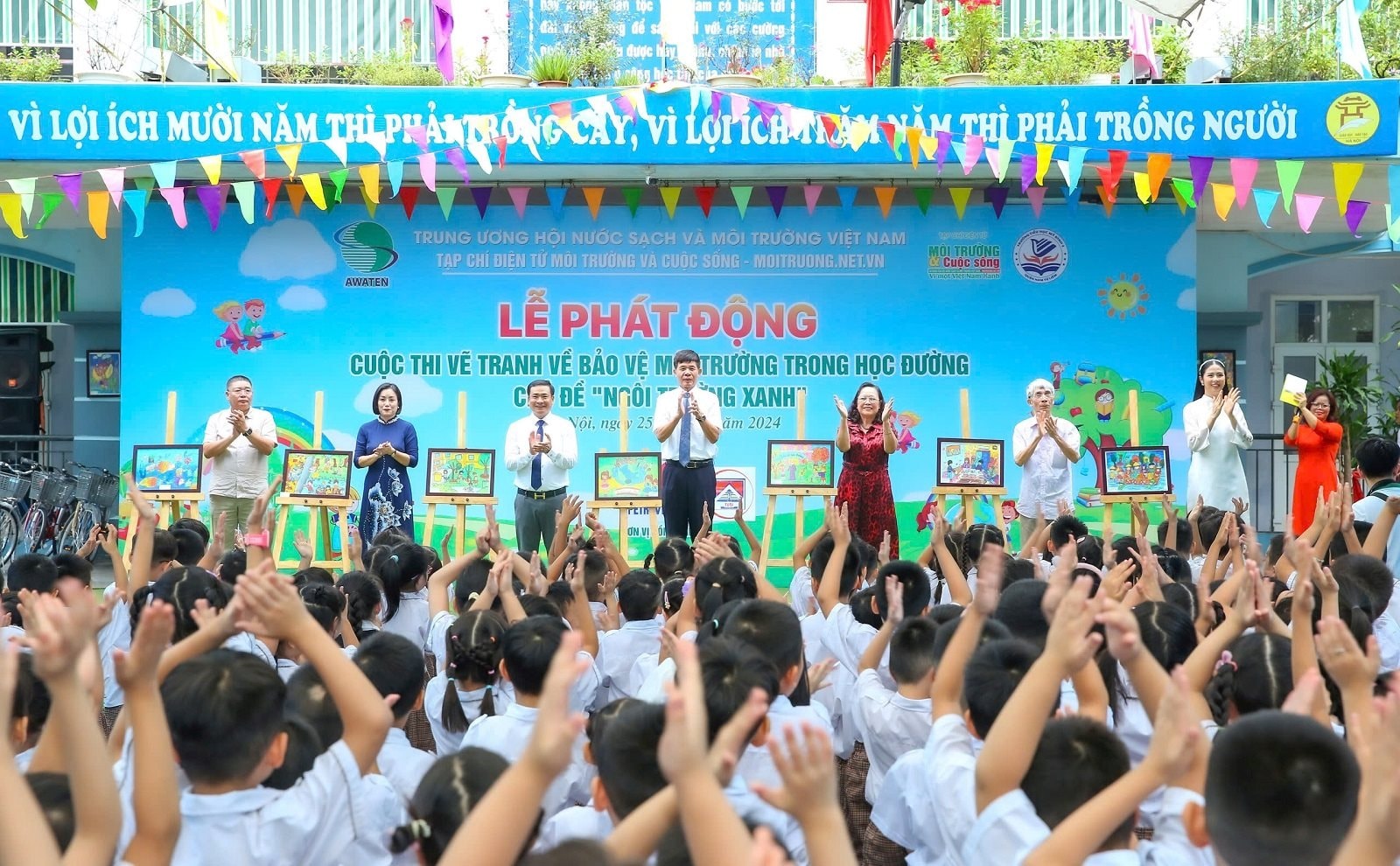 Các đại biểu cùng hưởng ứng phát động Cuộc thi vẽ tranh về Bảo vệ môi trường trong học đường, chủ đề “Ngôi trường xanh”