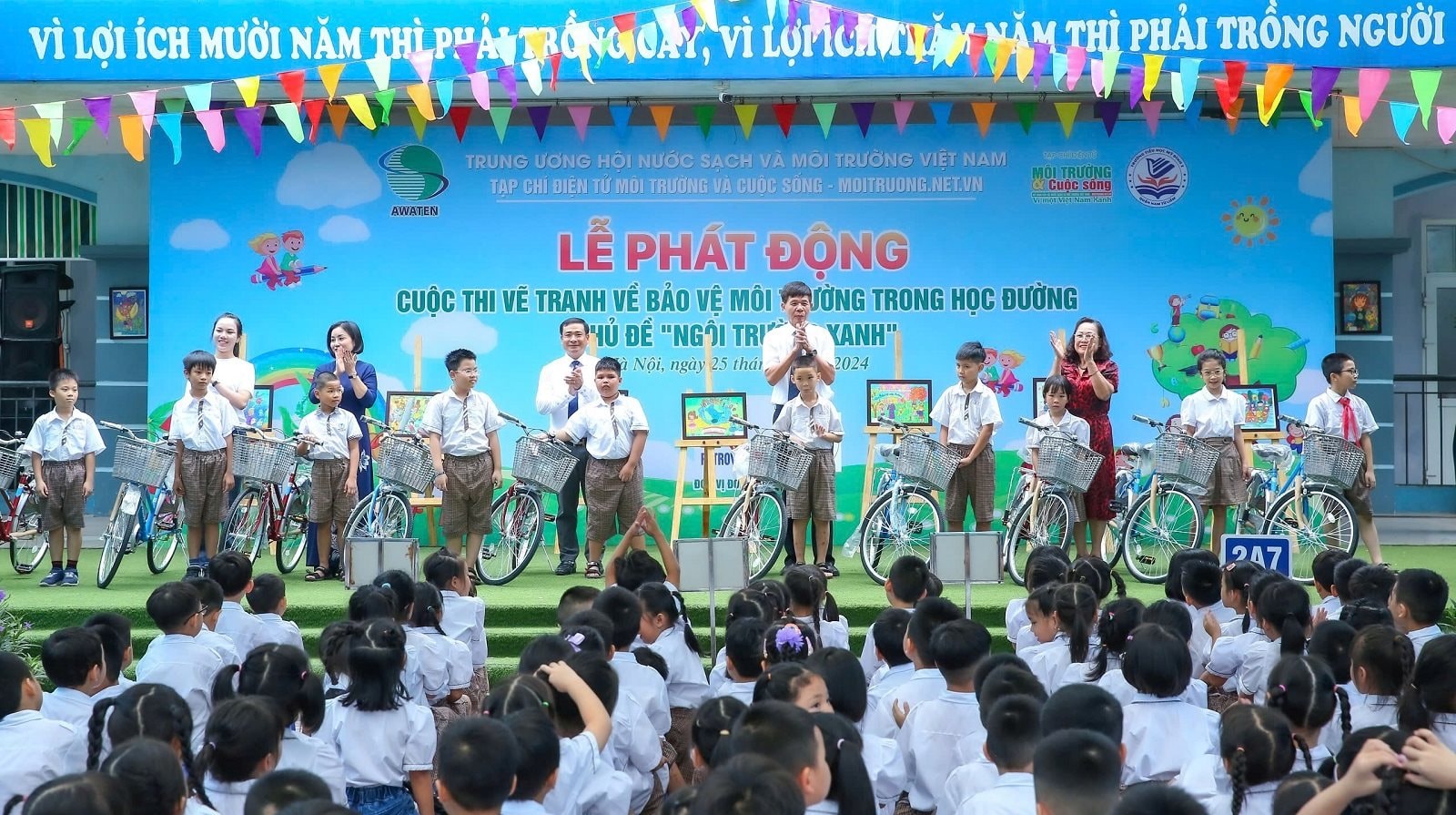 Tại buổi lễ phát động, phát huy tinh thần tương thân tương ái, Tạp chí điện tử Môi trường và Cuộc sống trao 10 phần quà là 10 chiếc xe đạp cho các em học sinh hoàn cảnh khó khăn có thành tích học tập tốt