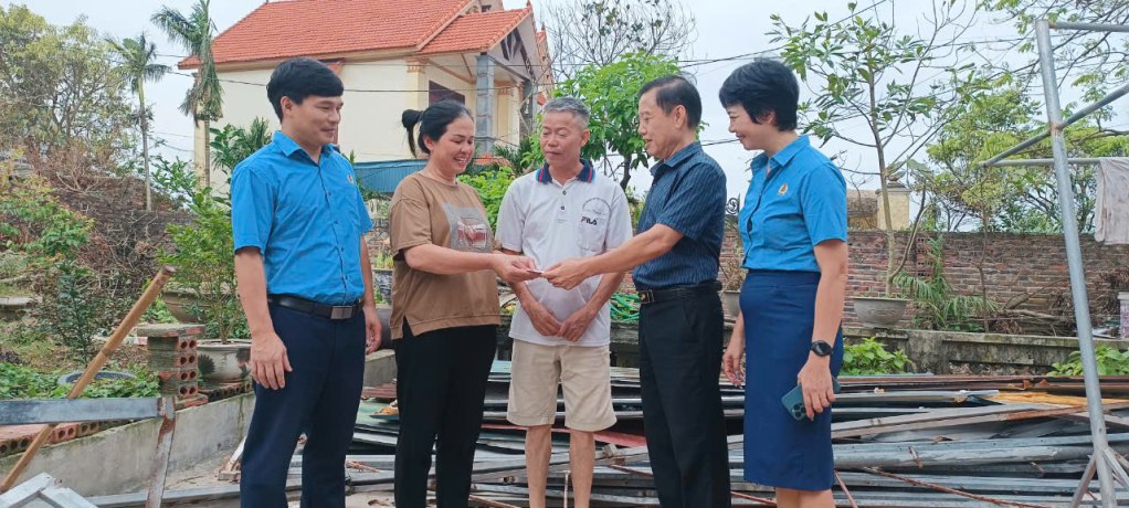 Lãnh đạo Trạm Kiểm tra tải trọng xe Quảng Ninh và đại diện Công đoàn đơn vị thăm hỏi, động viên và trao hỗ trợ cho đoàn viên công đoàn.