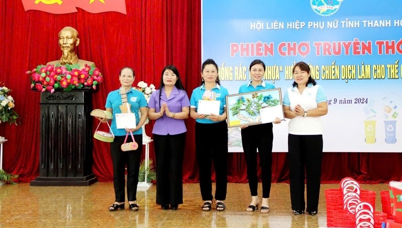 Lãnh đạo Hội LHPN tỉnh và huyện Vĩnh Lộc trao nhóm giải A cho 3 đơn vị.