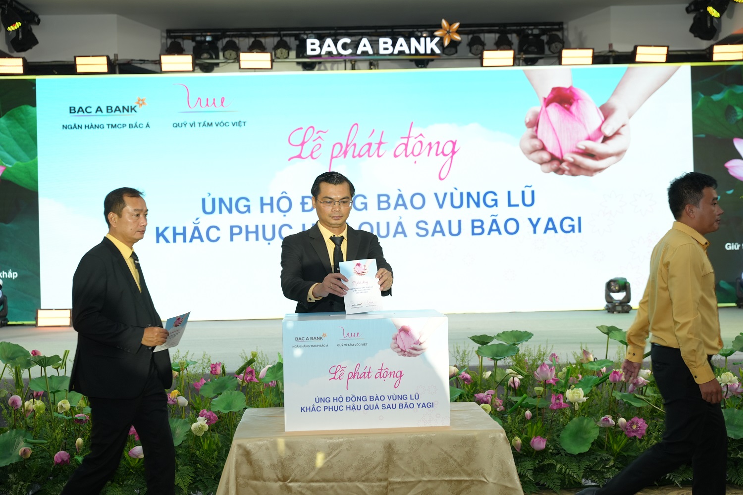 CBNV BAC A BANK tích cực ủng bộ đồng bào vùng bão lũ khắc phục hậu quả