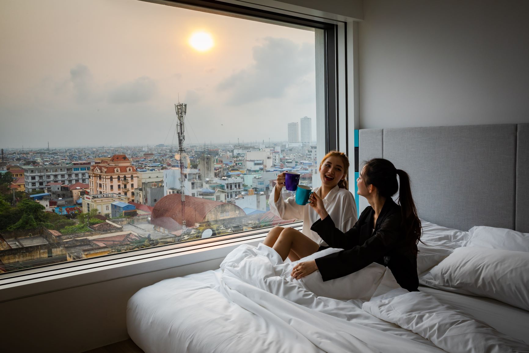 Cửa sổ tràn view là đặc trưng nổi bật tại SOJO Hotels