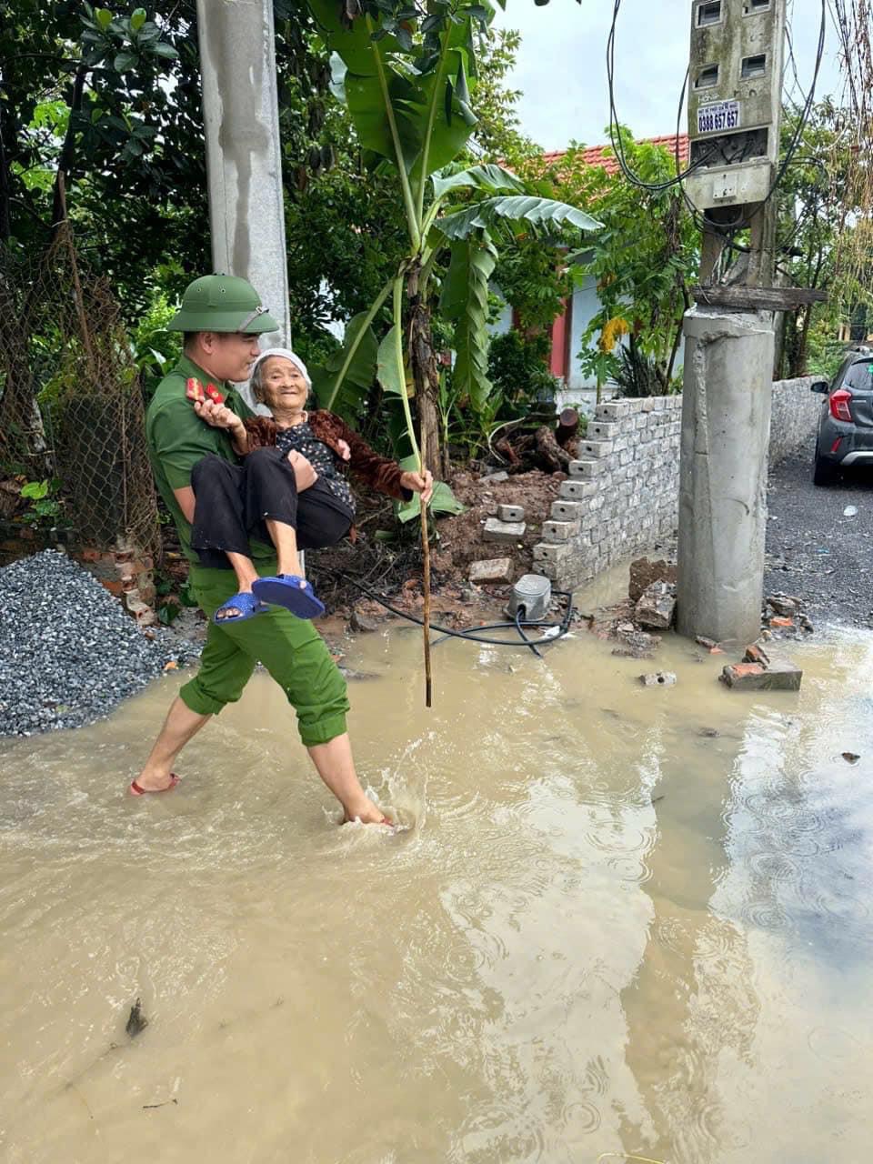 Công an huyện Ý Yên giúp người dân xã Yên Bằng (huyện Ý Yên) di chuyển đến nơi an toàn.