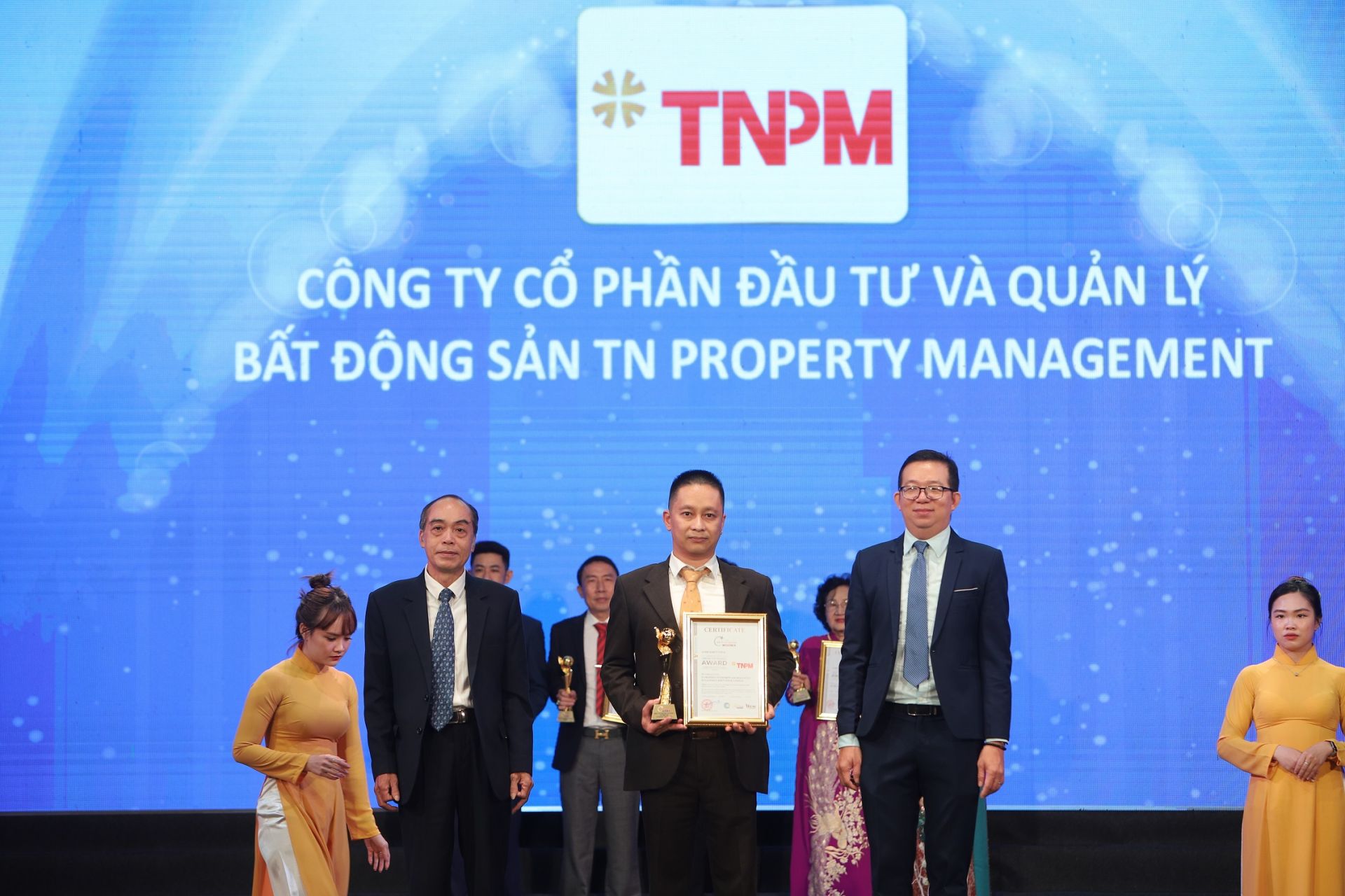 Đại diện Công ty TNPM nhận giải thưởng từ ban tổ chức