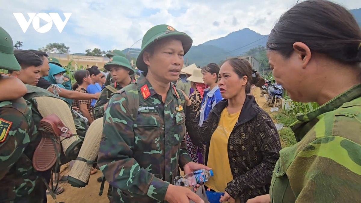 Bộ đội bịn rịn chia tay người dân thôn Làng Nủ, xã Phúc Khánh, huyện Bảo Yên, Lào Cai