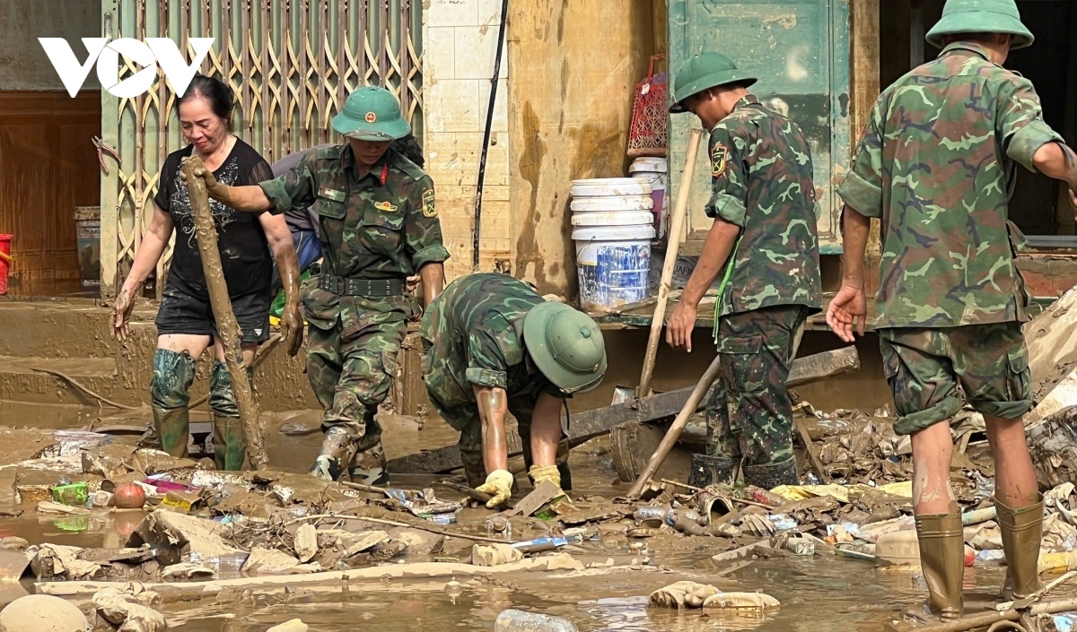 Bộ đội giúp người dân Yên Bái dọn dẹp sau khi nước rút.