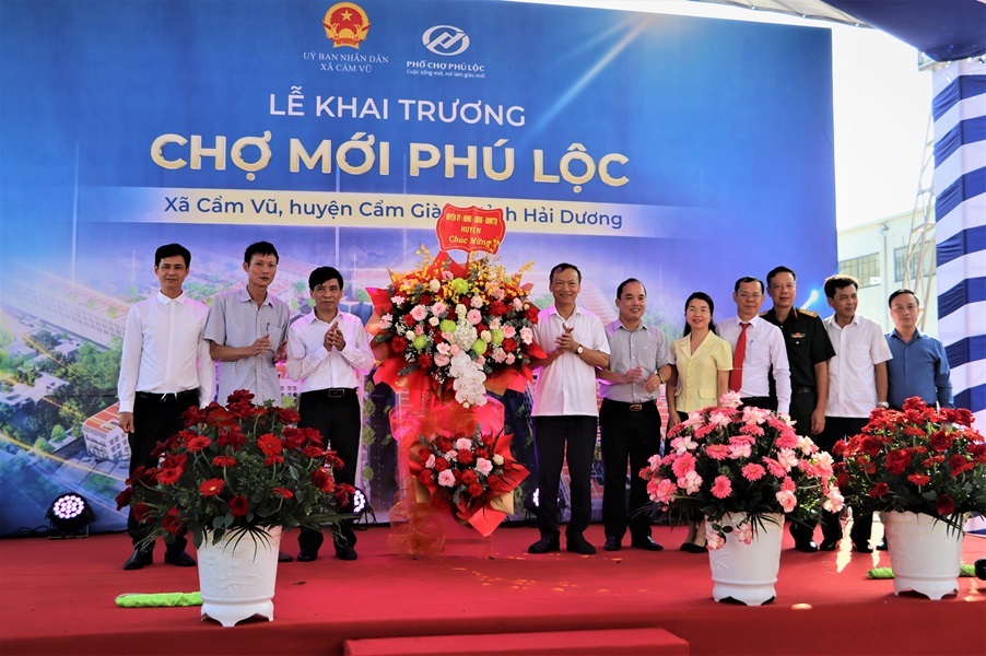 Lãnh đạo huyện tặng hoa chúc mừng khai trương