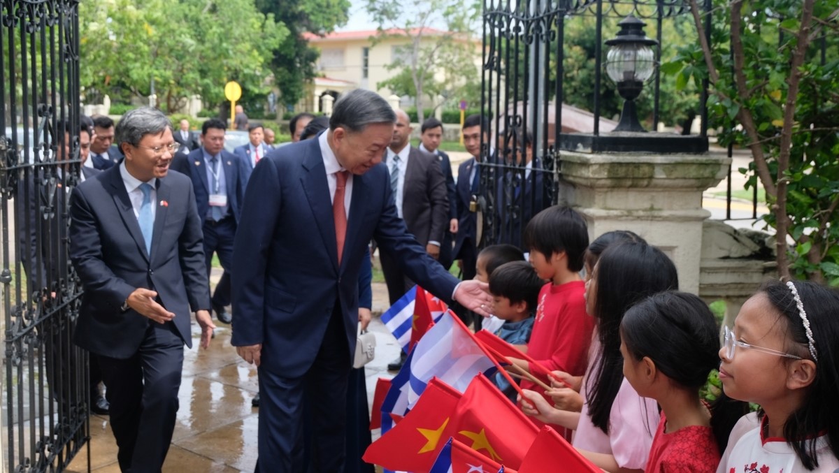 Tổng Bí thư, Chủ tịch nước Tô Lâm với thiếu nhi Việt Nam tại Cuba.