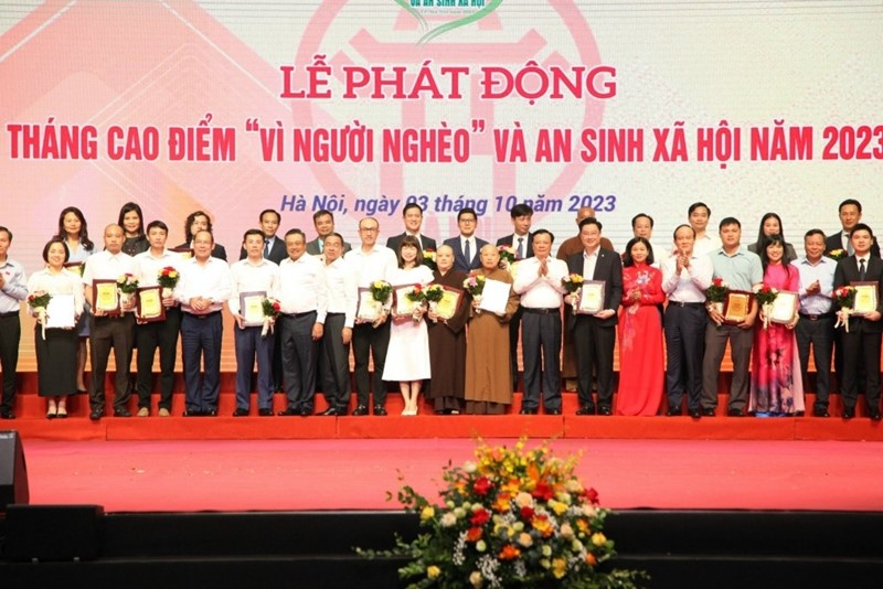 Bí thư Thành ủy Hà Nội Đinh Tiến Dũng, Chủ tịch UBND TP Hà Nội Trần Sỹ Thanh tuyên dương các tập thể tiêu biểu trong công tác giảm nghèo và an sinh xã hội