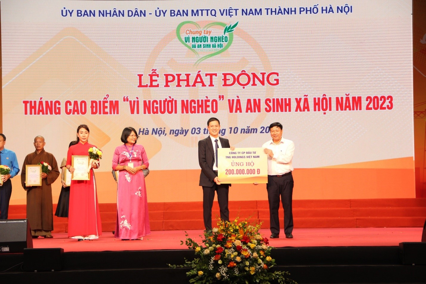 Đại diện Tập đoàn TNG Holdings Vietnam trao số tiền ủng hộ cho đại diện MTTQ TP Hà Nội