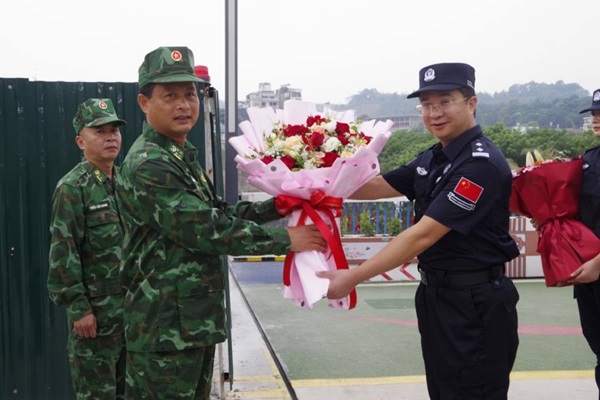 Bộ Chỉ huy tuần tra của BĐBP Lào Cai và Chi đội quản lý biên giới Hồng Hà tặng hoa tại vạch phân định đường biên giới cửa khẩu quốc tế Lào Cai - Hà Khẩu