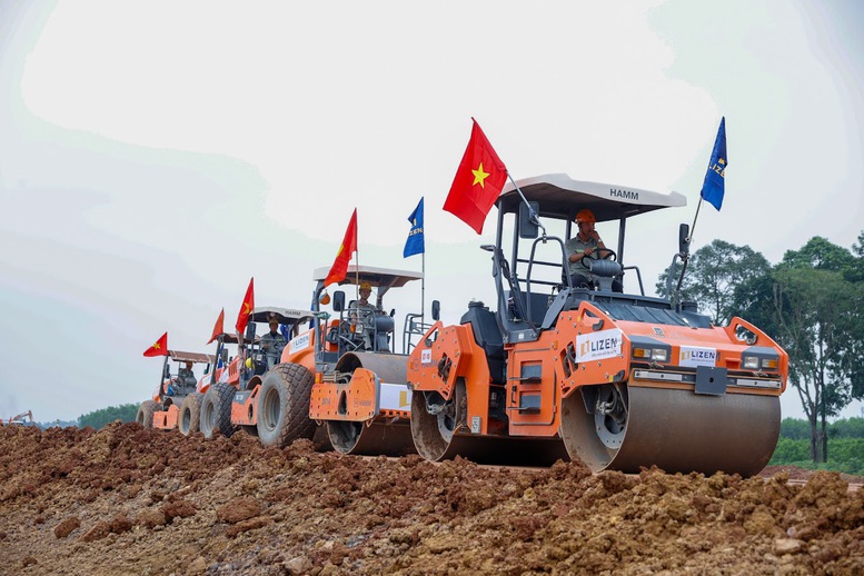 Thủ tướng yêu cầu phải tập trung bố trí nguồn lực đầu tư công trọng tâm, trọng điểm để triển khai những nhiệm vụ, công trình, dự án lớn, mang tính biểu tượng, xoay chuyển tình hình và chuyển trạng thái. - Ảnh: VGP/Nhật Bắc