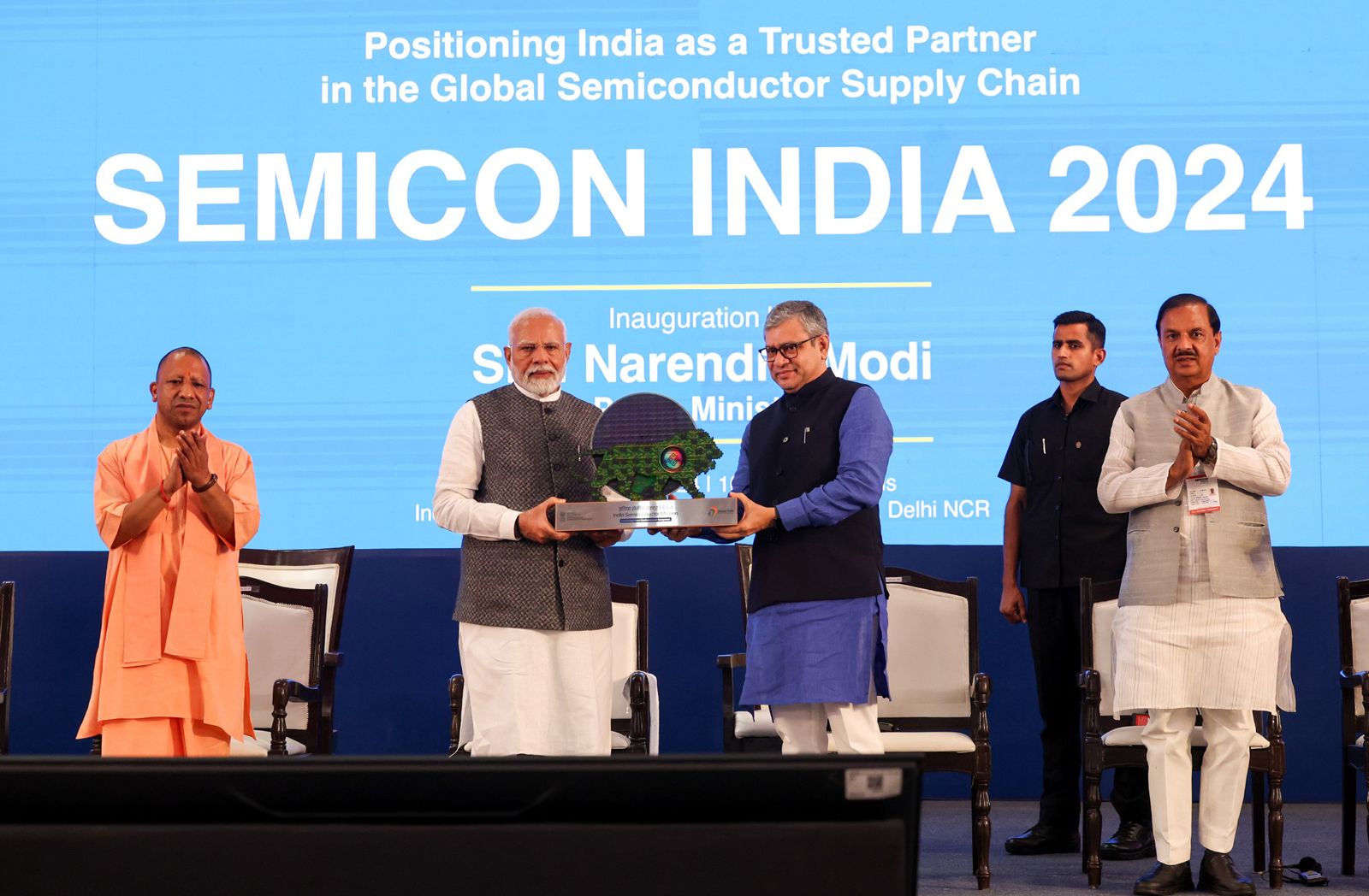 hủ tướng Ấn Độ Narendra Modi tham quan Triển lãm công nghiệp bán dẫn và điện tử Semicon India 2024. Ảnh, nguồn ism.gov.in