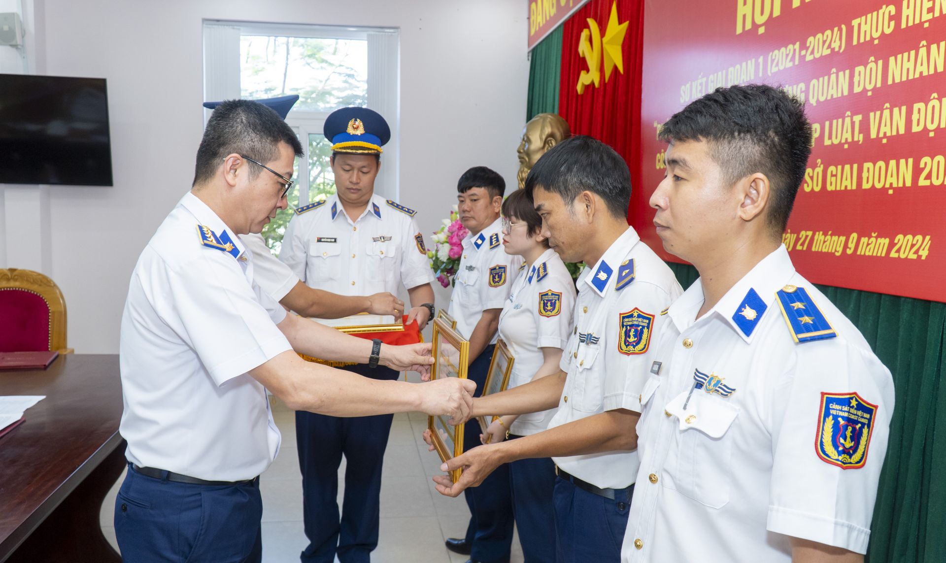 Đại tá Nguyễn Minh Khánh, Phó Tư lệnh, Tham mưu trưởng BTL Vùng CSB 3 tặng Giấy khen cho cá nhân có thành tích tiêu biểu trong 3 năm thực hiện Đề án 1371.