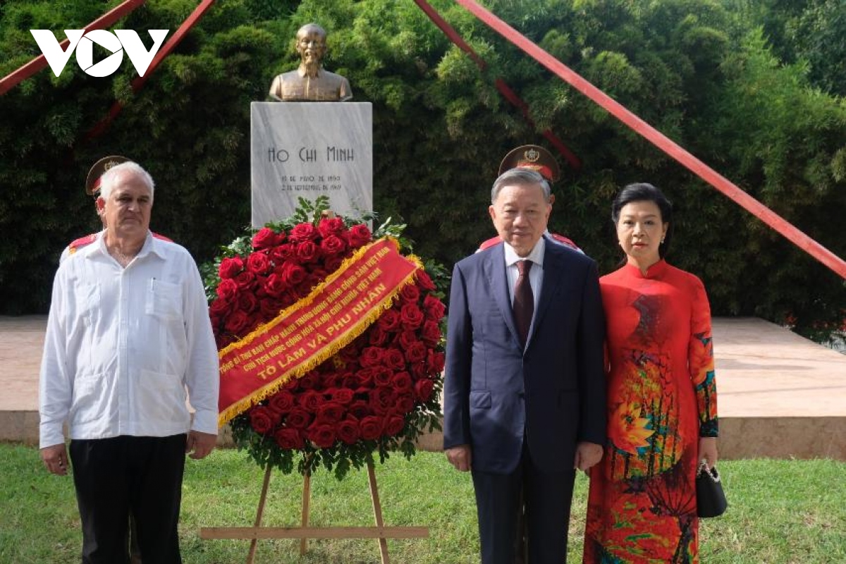 Tổng Bí thư, Chủ tịch nước cùng Phu nhân và Đoàn đại biểu cấp cao nước ta đã đến đặt vòng hoa tại Tượng đài Chủ tịch Hồ Chí Minh trong khuôn công viên Hòa Bình ở Thủ đô Lahabana, một biểu tượng tình cảm hữu nghị đặc biệt giữa Việt Nam và Cuba.