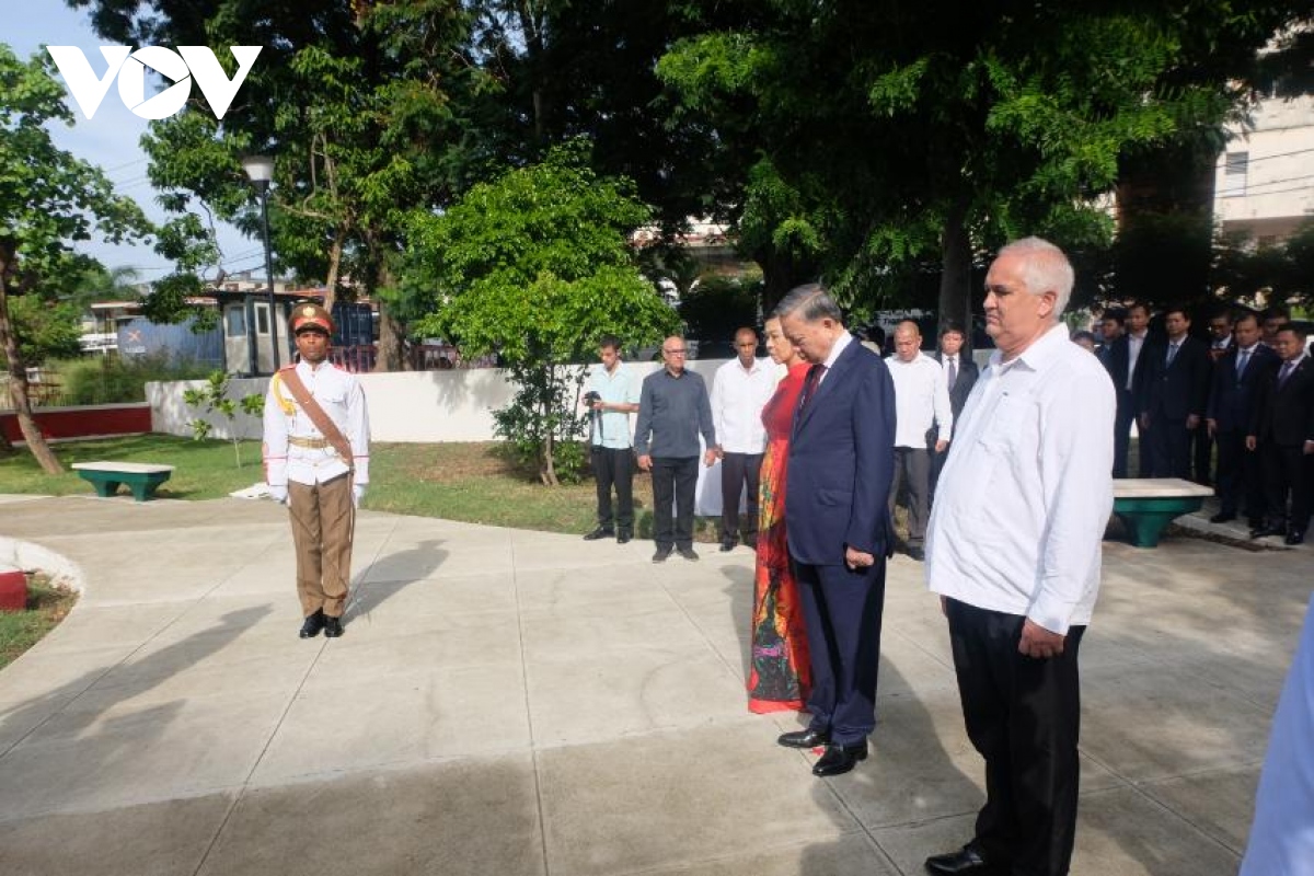 Tổng Bí thư, Chủ tịch nước cùng Phu nhân và Đoàn đại biểu cấp cao nước ta đã đến đặt vòng hoa tại Tượng đài Chủ tịch Hồ Chí Minh trong khuôn công viên Hòa Bình ở Thủ đô Lahabana, một biểu tượng tình cảm hữu nghị đặc biệt giữa Việt Nam và Cuba.