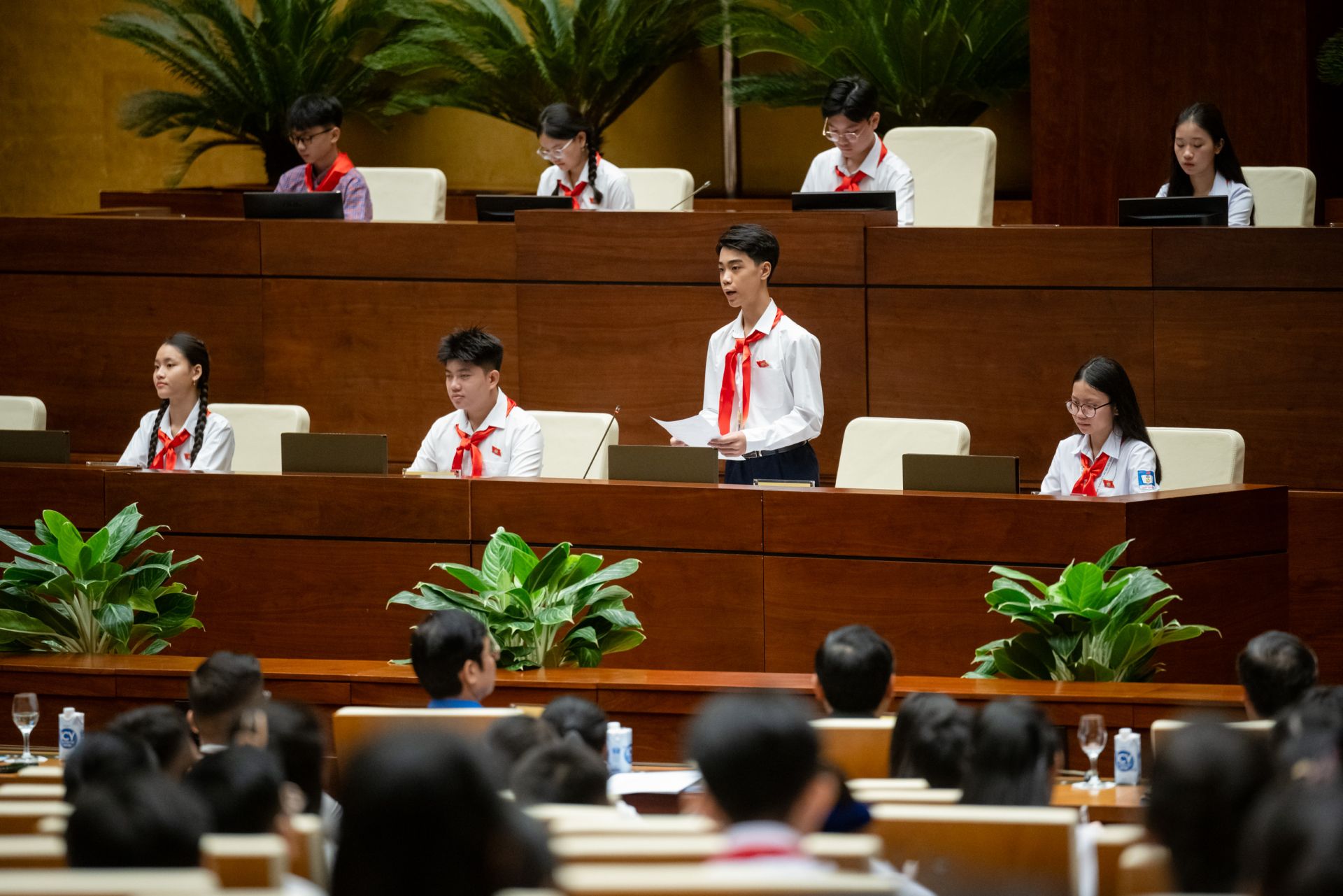 "Quốc hội trẻ em" đã tiến hành phiên chất vấn và trả lời chất vấn về hai chủ đề "Phòng, chống bạo lực học đường” và “Phòng chống tác hại của thuốc lá, chất kích thích, nhất là trong môi trường học đường”.