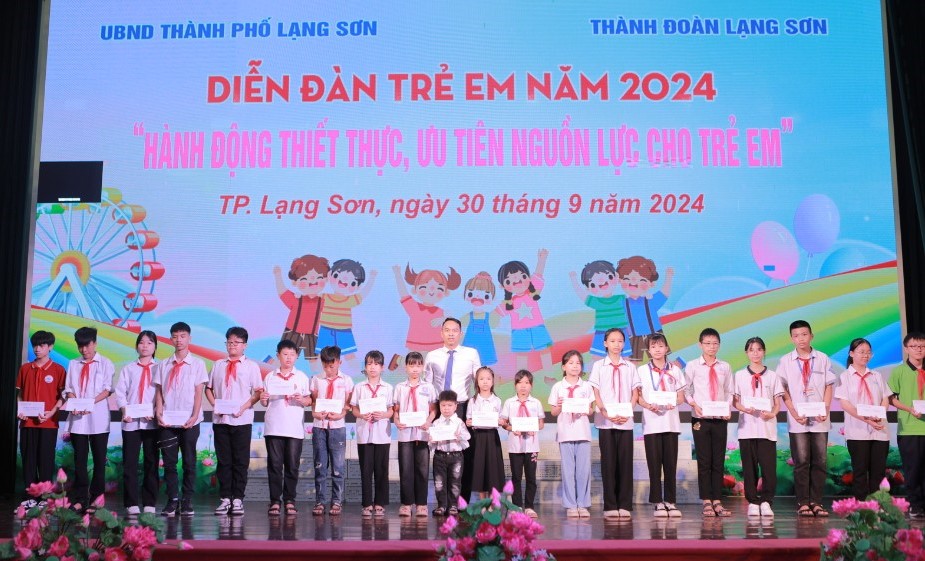 Lãnh đạo thành phố Lạng Sơn tặng quà các em học sinh có hoàn cảnh khó khăn tại chương trình