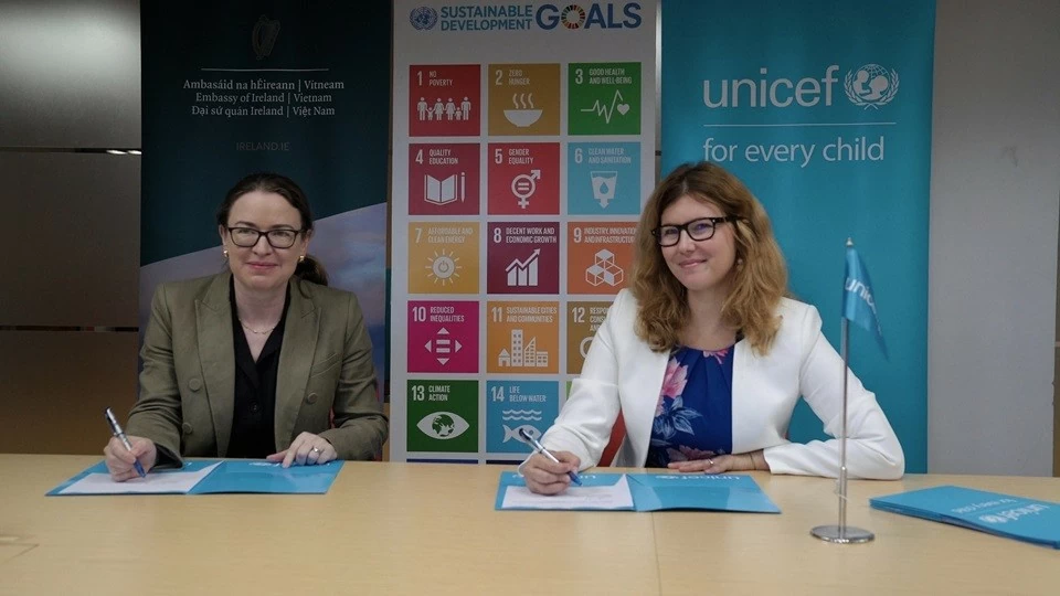 Đại sứ Ireland Deirdre Ní Fhallúin và đại diện UNICEF Silvia Danailov ký Biên bản ghi nhớ về việc Ireland tài trợ Chương trình cứu trợ khẩn cấp do bão Yagi gây ra, ngày 18/9. (Nguồn: UNICEF)