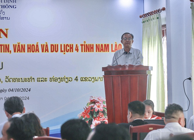 Ông Bun-thoong Thin-đông-không (đứng trong cùng) phát biểu tại Lớp tập huấn. Ảnh: H.Phúc