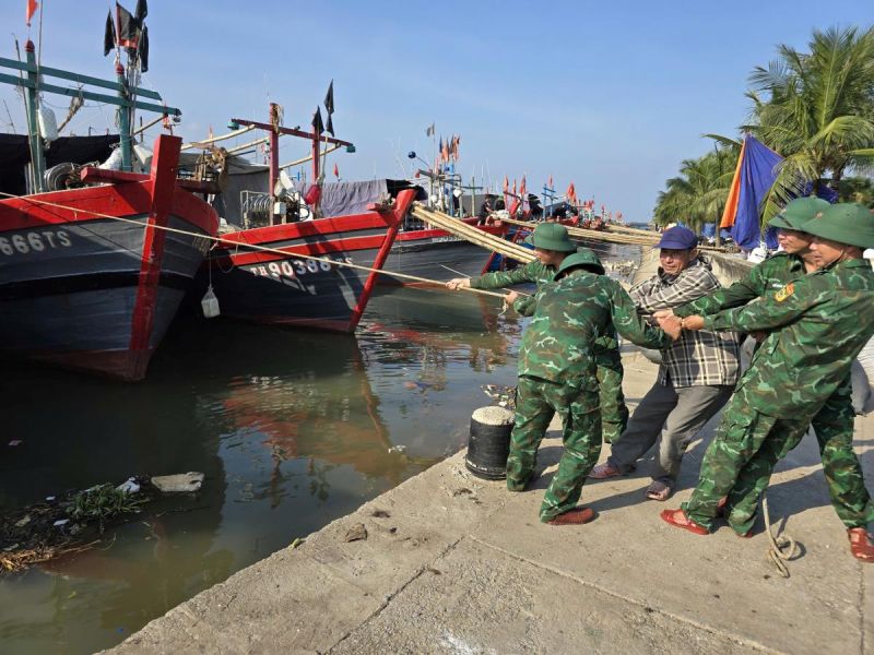 Bộ chỉ huy Quân sự tỉnh Thanh Hóa huy động cán bộ, chiến sĩ giúp Nhân dân chằng chéo nhà cửa, tàu thuyền trước khi bão số 3 đổ bộ vào ngày 79