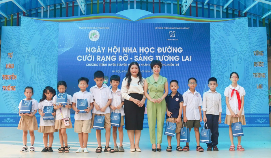 Bà Phan Châu Giang - Giám đốc Truyền thông Nha khoa Smart cùng Bà Trần Thị Hoài An - Phó Hiệu trưởng trường Tiểu học Nam Thành Công trao tặng quà cho các em học sinh