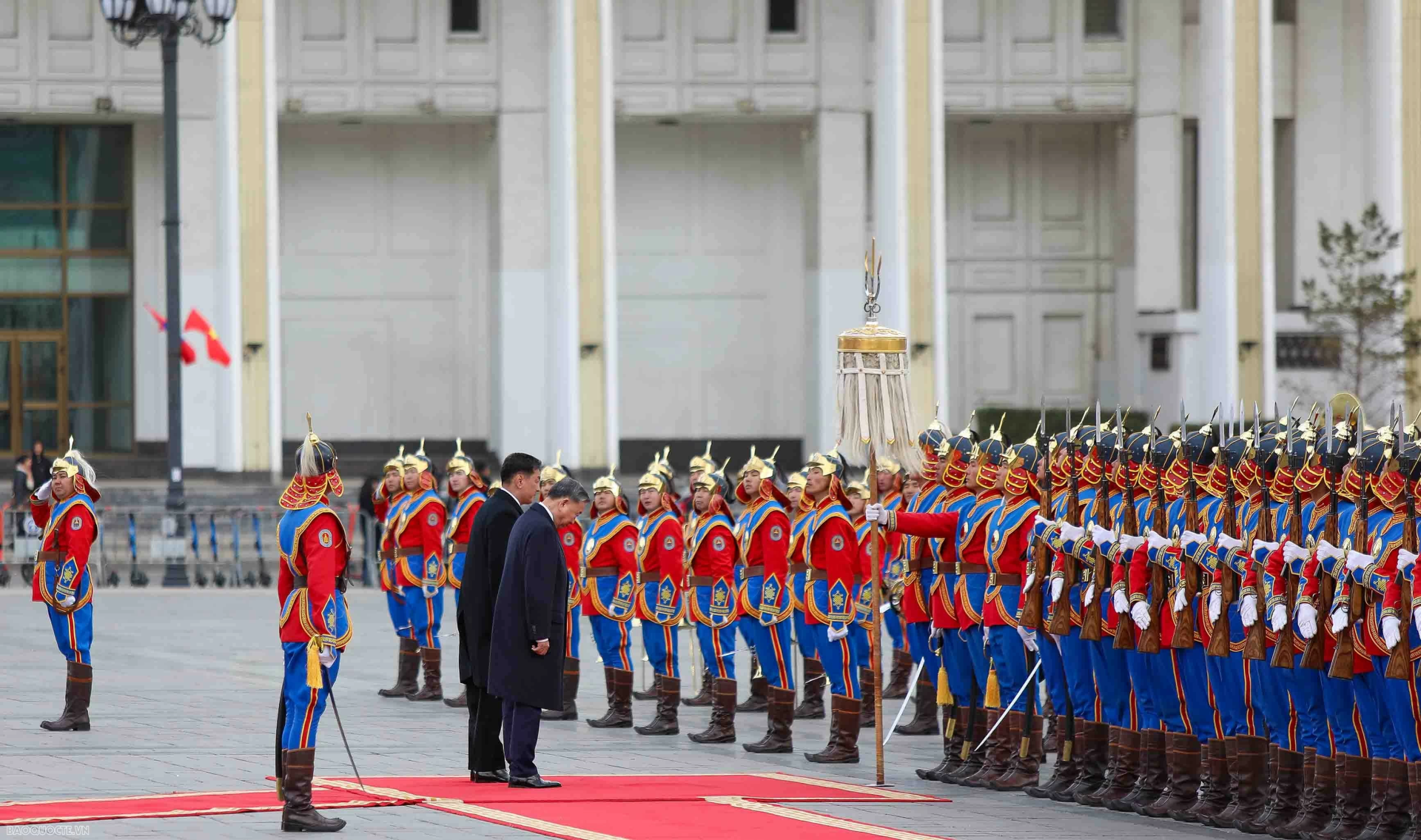 Kết thúc diễu binh, Tổng thống Ukhnaagiin Khurelsukh giới thiệu quan chức Mông Cổ với Tổng Bí thư, Chủ tịch nước Tô Lâm. Tổng Bí thư, Chủ tịch nước Tô Lâm giới thiệu đoàn đại biểu cấp cao Việt Nam.