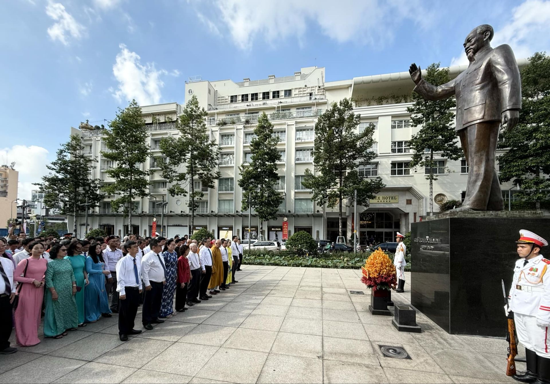 Đồng chí Nguyễn Phước Lộc, Phó Bí thư Thành ủy, Bí thư Đảng Đoàn, Chủ tịch Ủy ban MTTQ Việt Nam TPHCM cùng đoàn đại biểu MTTQ Việt Nam TPHCM dâng hoa tưởng niệm Chủ tịch Hồ Chí Minh