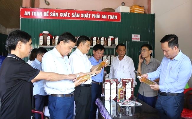 Hội đồng đánh giá, phân hạng sản phẩm OCOP huyện Thạch Hà kiểm tra thực tế sản phẩm rượu nếp cái Hà Mai.