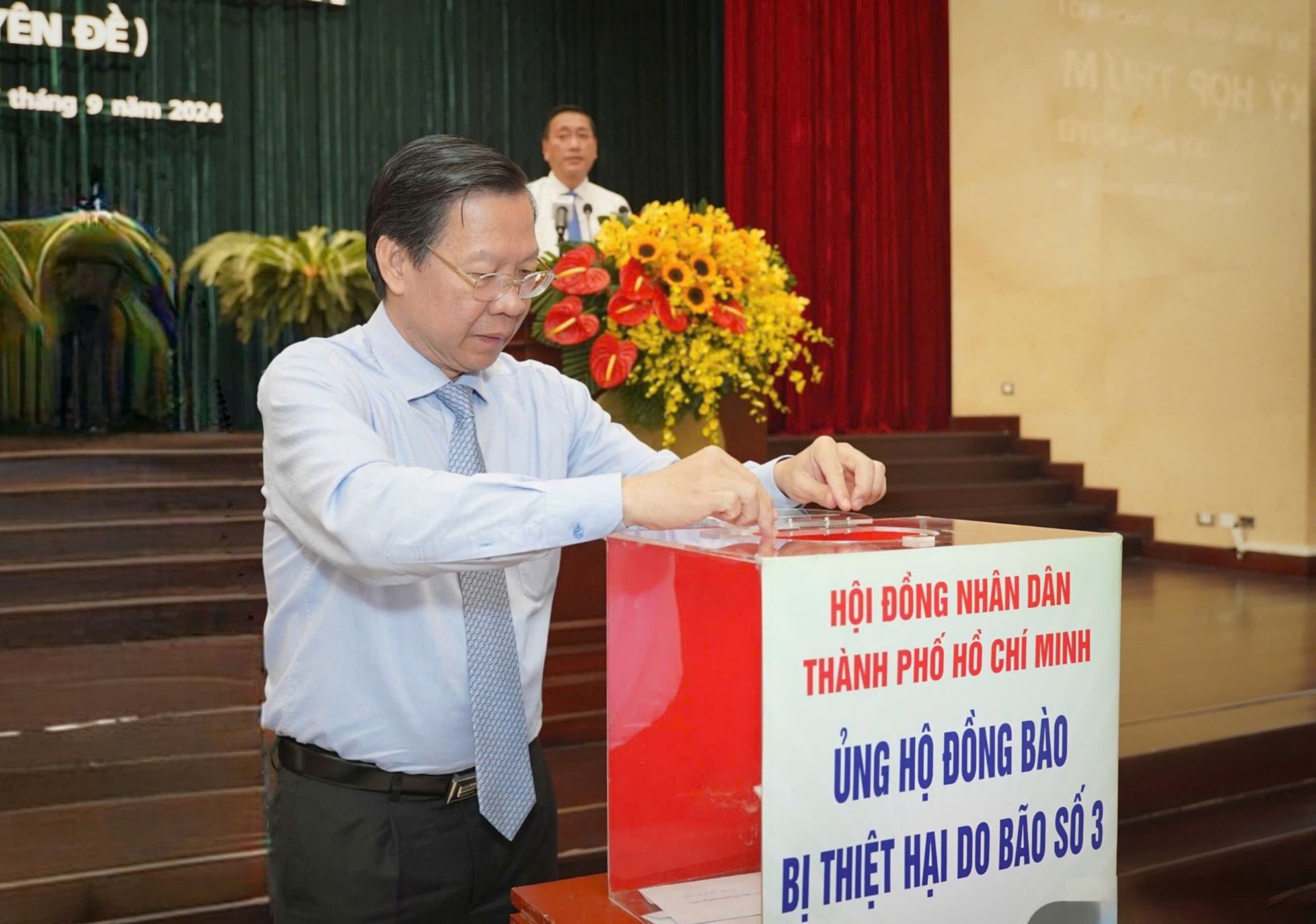 Chủ tịch UBND TP. Hồ Chí Minh Phan Văn Mãi ủng hộ đồng bào tại kỳ họp HĐND TP. Hồ Chí Minh sáng 27/9