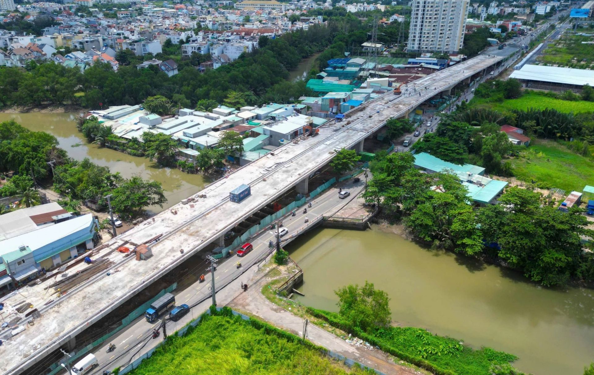 Dự án cầu Nam Lý đã hoàn thiện hơn 95%. Các đơn vị đang gấp rút chuẩn bị để tiến hành thông xe cầu vào ngày 2/10