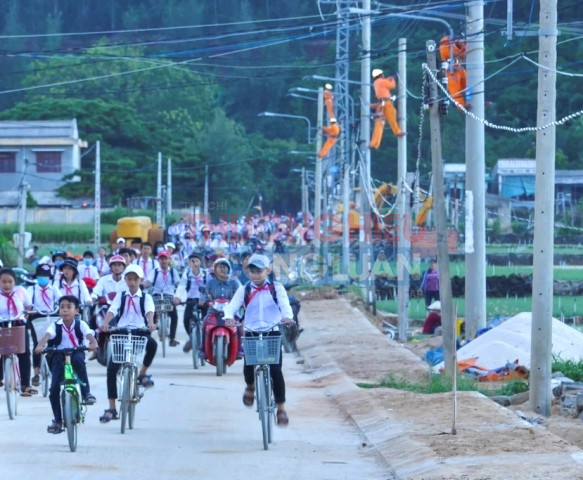 Người dân huyện đảo Lý Sơn phấn khởi khi có lưới điện quốc gia.