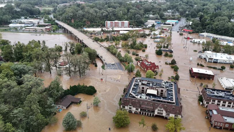 Lũ lụt do cơn bão Helene bao trùm các đường phố ở Asheville, N.C., tháng 9/2024. (Ảnh: EPA)