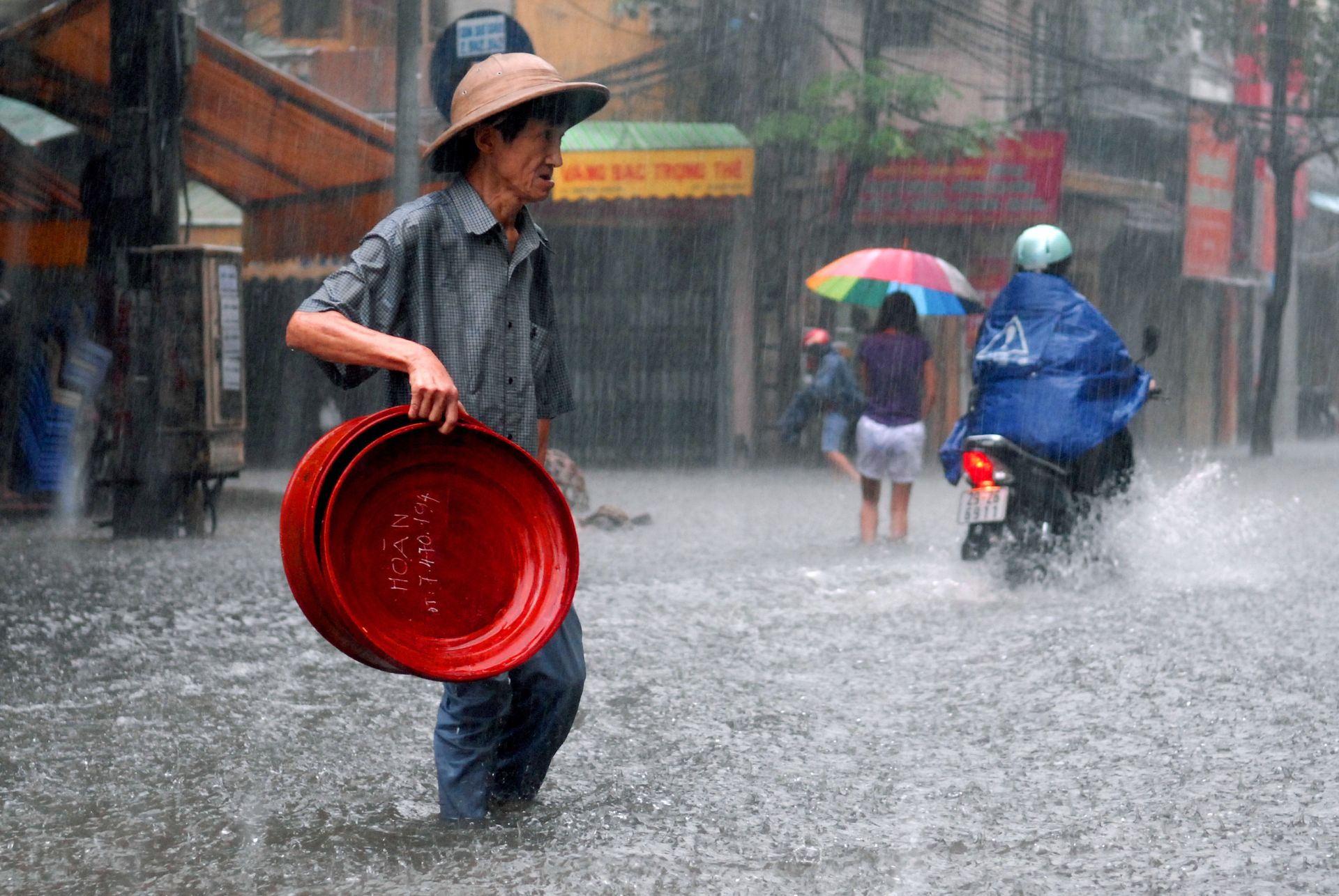 Thời tiết ở nhiều tỉnh, thành trên cả nước có mưa to. Ảnh: vietnamnet.vn