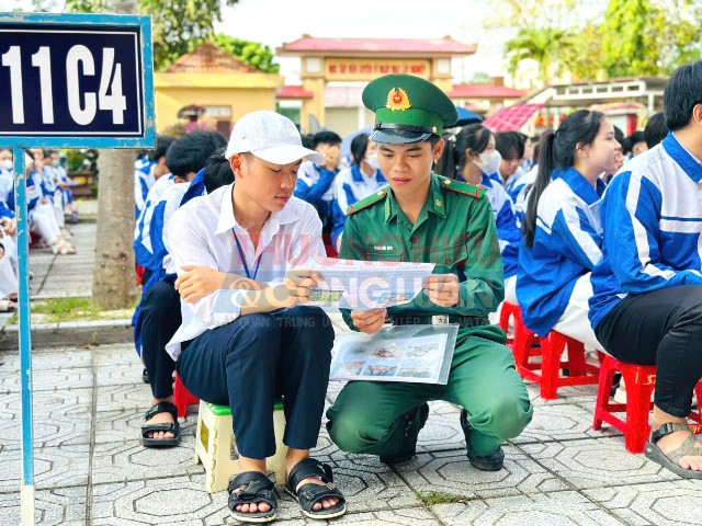 Ngoài chương trình tuyên truyền, phòng chống ma túy, Đồn Biên phòng CKQT Lao Bảo còn phát 300 tờ rơi đến tận học sinh, trao tặng quà cho 3 em học sinh trong Chương trình “Nâng bước em đến trường – Con nuôi Đồn Biên phòng”.