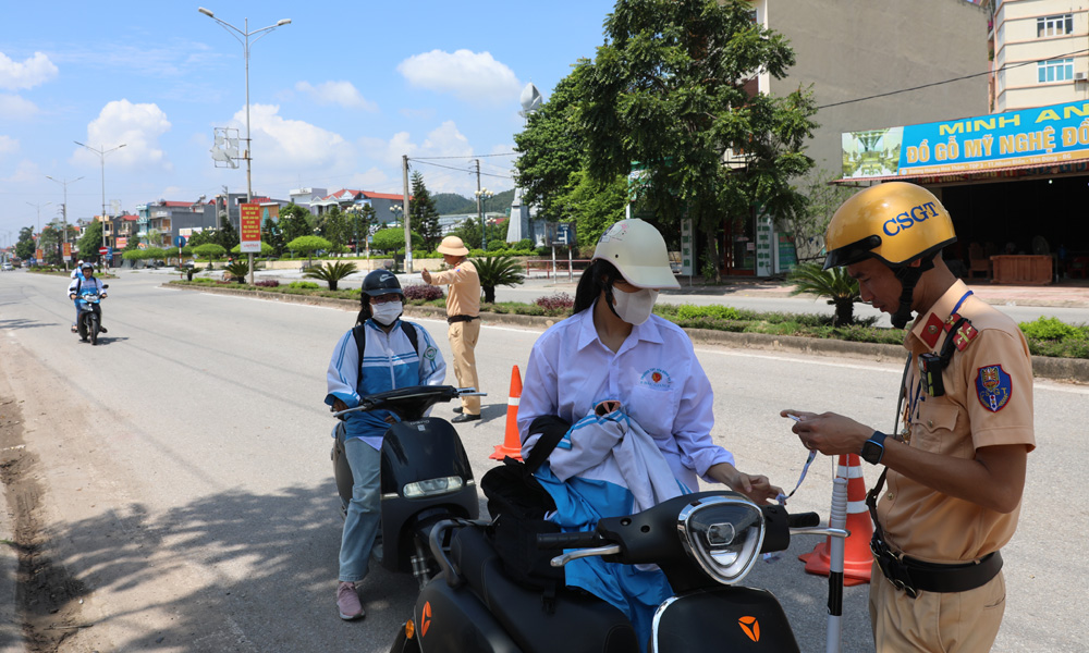 CSGT Công an huyện Yên Dũng kiểm tra học sinh lưu thông trên quốc lộ 17.