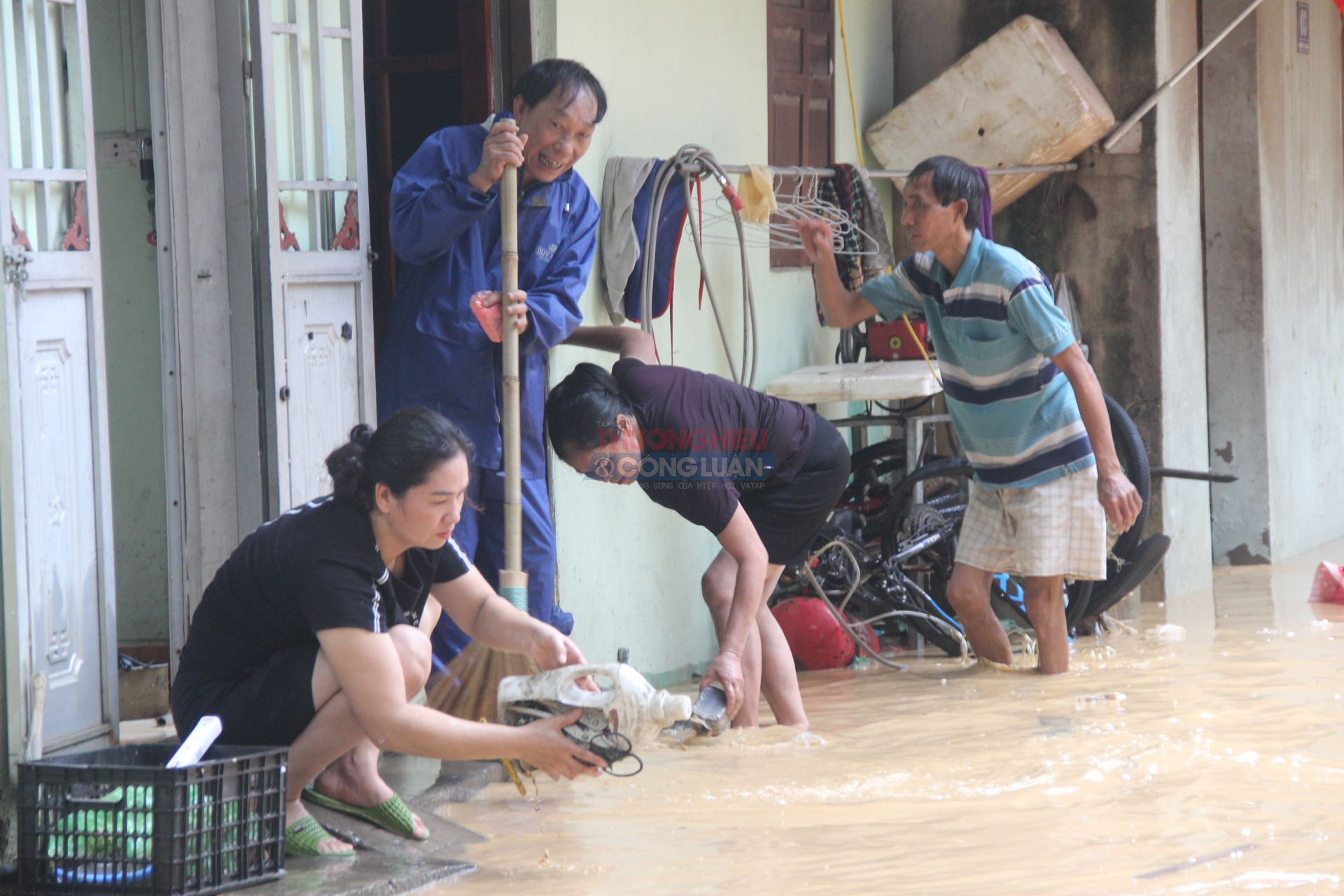 Người dân khu Ga Bắc, thị trấn Đồng Mỏ, huyện Chi Lăng, tỉnh Lạng Sơn vệ sinh nhà cửa sau khi khu vực bị ngập úng cục bộ do bão số 3 gây ra