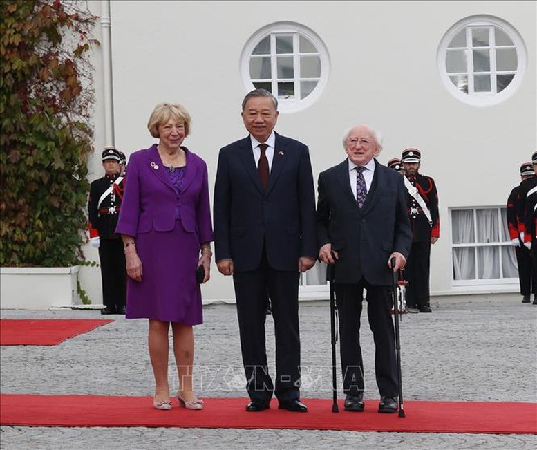 Tổng thống Ireland Michael D. Higgins và Phu nhân đón Tổng Bí thư, Chủ tịch nước Tô Lâm - Ảnh: TTXVN