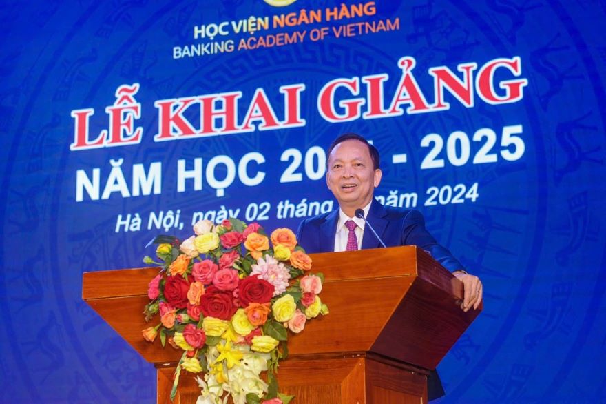 Phó Thống đốc Thường trực Ngân hàng Nhà nước Đào Minh Tú gửi lời chúc mừng đến thầy trò Học viện Ngân hàng