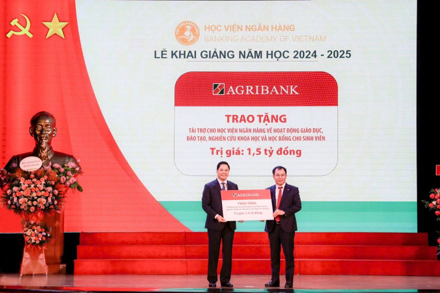 Phó Tổng Giám đốc Agribank Đoàn Ngọc Lưu trao tặng tài trợ Học viện Ngân hàng trong hoạt động giáo dục, đào tạo, nghiên cứu khoa học và học bổng cho sinh viên