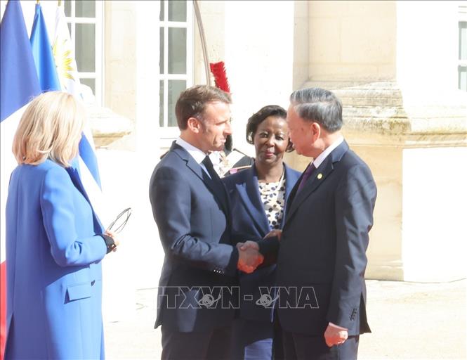 Tổng thống Cộng hòa Pháp Emmanuel Macron và Tổng Thư ký Pháp ngữ Louise Mushikiwabo đón Tổng Bí thư, Chủ tịch nước Tô Lâm. Ảnh: Trí Dũng/TTXVN