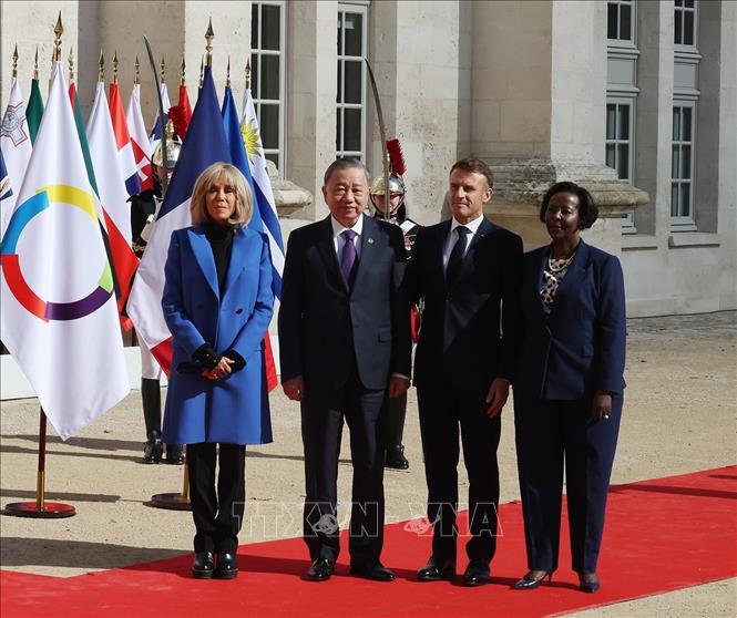 Tổng thống Cộng hòa Pháp Emmanuel Macron và Tổng Thư ký Pháp ngữ Louise Mushikiwabo đón Tổng Bí thư, Chủ tịch nước Tô Lâm dự khai mạc Hội nghị cấp cao Pháp ngữ lần thứ 19. Ảnh: Trí Dũng/TTXVN